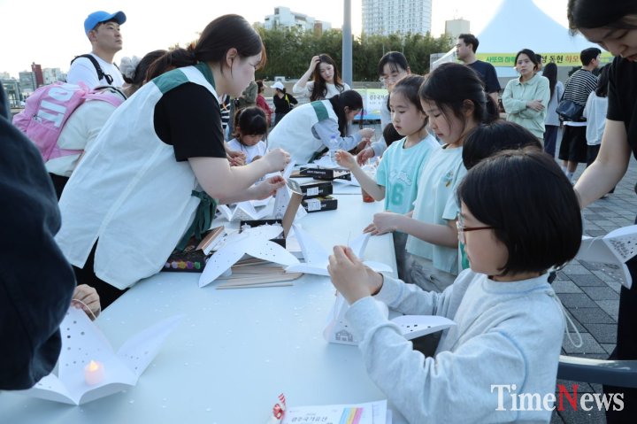 ▲지난 25일 5‧18민주광장 일대서 열린 2026광주국가유산야행에서 아이들이 '시간의 등'을 만들고 있다.(사진=오현미 기자)