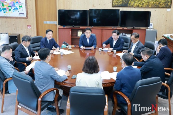 ▲전남도의회는 지난 27일 행정통합 TF 회의를 열고, 통합특별시의회 출범 준비상황과 주요 현안을 점검하고 있다.(사진제공=전남도의회)