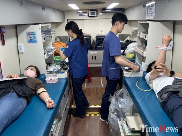 ▲구례군은 지난 28일 구례군의회 광장에서 군민과 공직자를 대상으로 ‘생명나눔 헌혈행사’를 실시하고 있다.(사진제공=구례군)