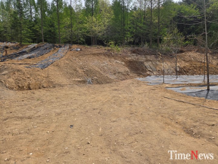 산르 절삭하여 불법 매립하여 도로로 사용하고 있다
