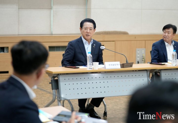 ▲김영록 전남도지사가 6일 여수시청 회의실에서 2026여수세계섬박람회 종합대책 점검회의를 주재하고 있다.(사진제공=전남도)