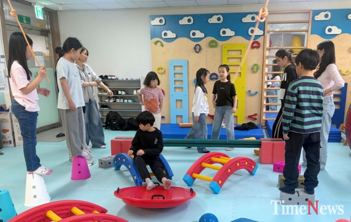 ▲호남대학교 작업치료학과는 지난 7일 건학관 감각통합치료실습실에서 ‘글로벌 리더 동네 한 바퀴’ 프로그램 2회차를 운영했다.(사진제공=호남대학교)