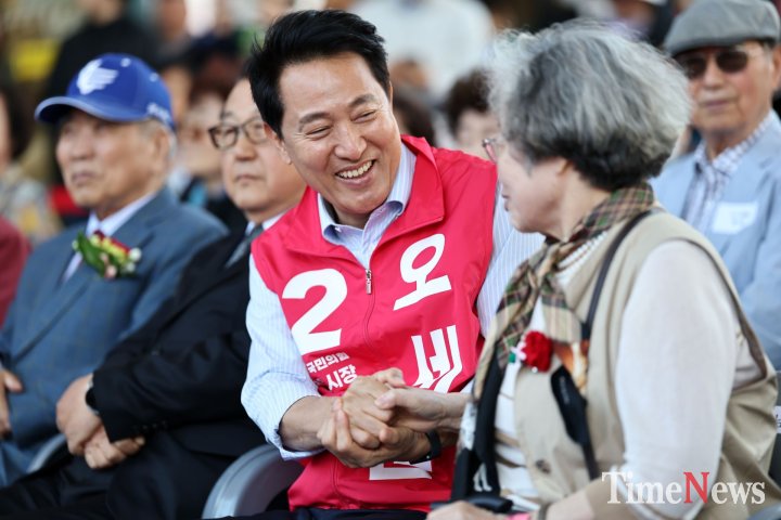 시민과 대화 나누는 오세훈 후보