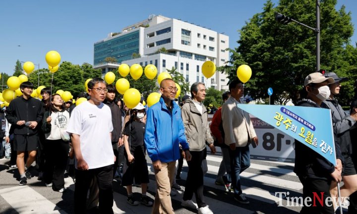▲지난 9일 전남대사범대학부설중·고등학교 운동장에서 학생, 학부모, 교직원 등 400여 명이 참여한 가운데 ‘제4회 5·18 사적지 함께 걷기 축제’를 개최하고 횃불코스를 걷고 있다.(사진제공=광주교육청)