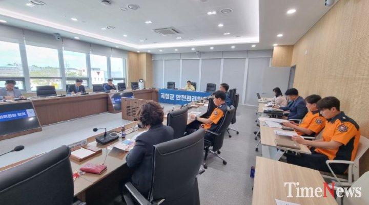 ▲곡성군은 제16회 곡성세계장미축제의 안전관리계획을 심의하기 위해 지난 11일 군청 소통마루에서 제3회 곡성군안전관리위원회를 개최했다.(사진제공=곡성군)