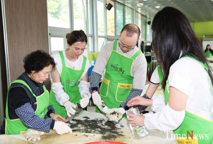 ▲제49회 보성다향대축제에 참여한 관광객들이 차만들기 체험을 하고 있다.(사진제공=보성군)