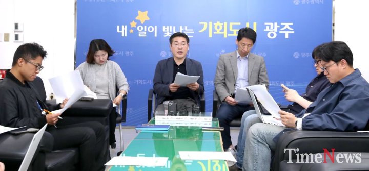▲전은옥 광주전남행정통합실무준비단장이 12일 시청 기자실에서 통합 자치법규안 입법예고에 대해 설명하고 있다.(사진제공=광주시)