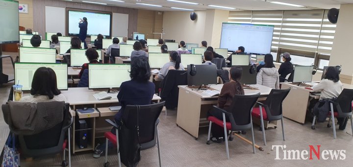 [- 직장인 타겟 야간 챗GPT 과정 ‘완판’… 실무형 엑셀·어르신 AI 교육도 인기]