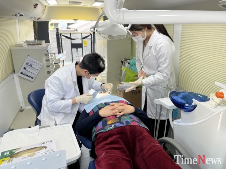 ▲진도군은 의료 접근성이 낮은 지역 주민들의 건강권을 보장하기 위해 ‘우리 마을 전담 주치의제’와 ‘찾아가는 건강버스’를 본격 운영하고 있다.(사진제공=진도군)