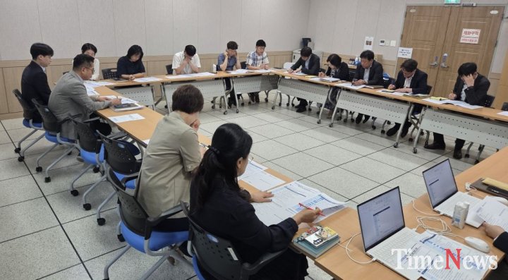 ▲18일 전남교육청 소회의실에서 전남광주교육행정통합의 안정적 추진을 위한 ‘연계부서별 사전준비 상황 점검 회의’가 진행되고 있다.(사진제공=전남교육청)