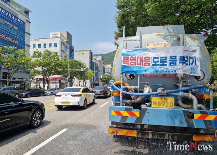 ▲폭염 대비 살수차 운영 모습.(사진제공=순천시)