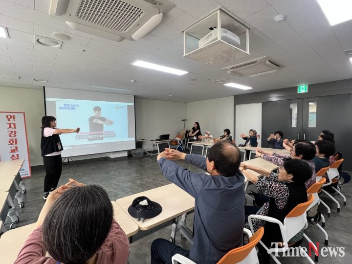 [6월 30일까지 8회 과정 진행…신체·인지 동시 활성화 ‘이중과제’ 방식 도입]