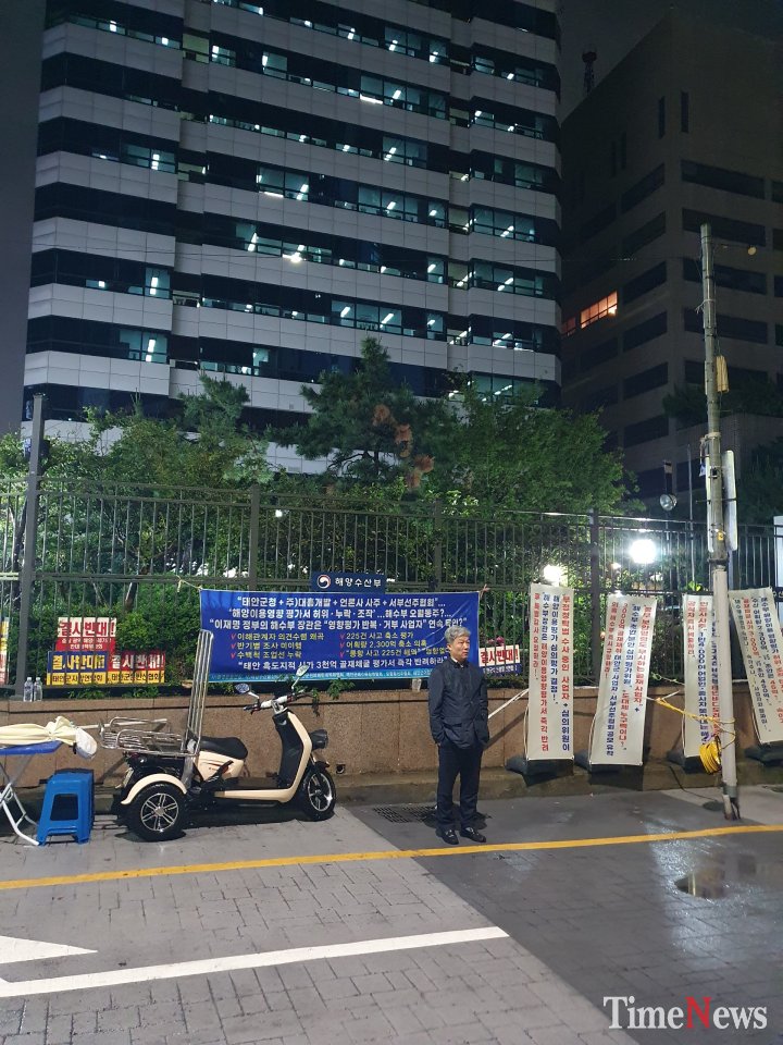 [[부산 해양수산부 본관 시위중인 어업인연대 박승민 사무총장)