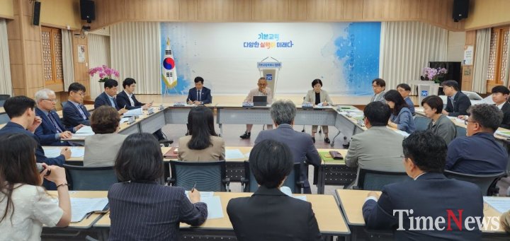 ▲21일 시교육청 대회의실에서 최승복 교육감 권한대행, 정책‧교육국장 등 교육청 관계자들이 참석한 가운데 ‘광주·전남 교육행정통합 교육정책분야 실무협의체(실무분과) 협의 운영 현황 보고회’를 실시하고 있다.(사진제공=광주시교육청)