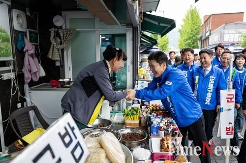 상인과 인사하는 정원오 후보 [정원오 후보 캠프 제공]