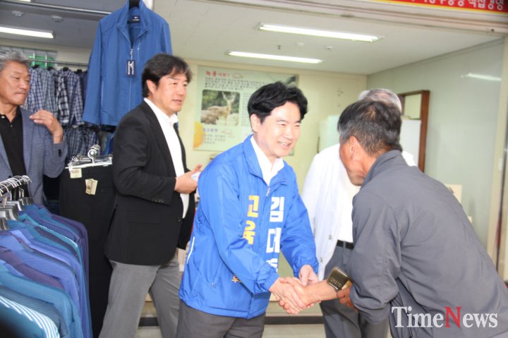 ▲김대중 전남광주통합특별시 교육감 후보가 23일 전남 곡성군 곡성전통시장에서 유권자들과 악수를 하며 인사를 나누고 있다.(사진=오현미 기자)