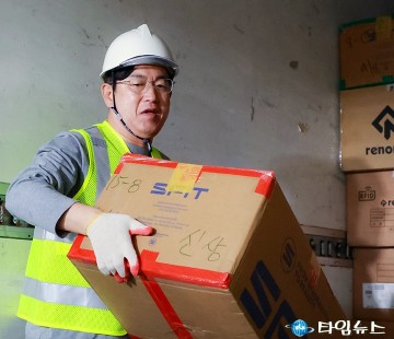 허태정, 택배 하차 작업…“노동환경 개선 약속”