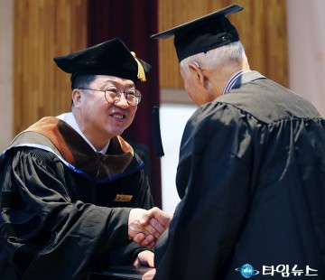 시민의 배움에 직접 학위 수여…이장우 대전시장, 시민명예학사와 악수