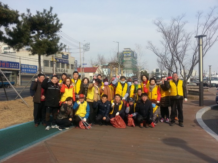 중앙동지역자원봉사대 동빈내항에서 설맞이 환경정비 전개