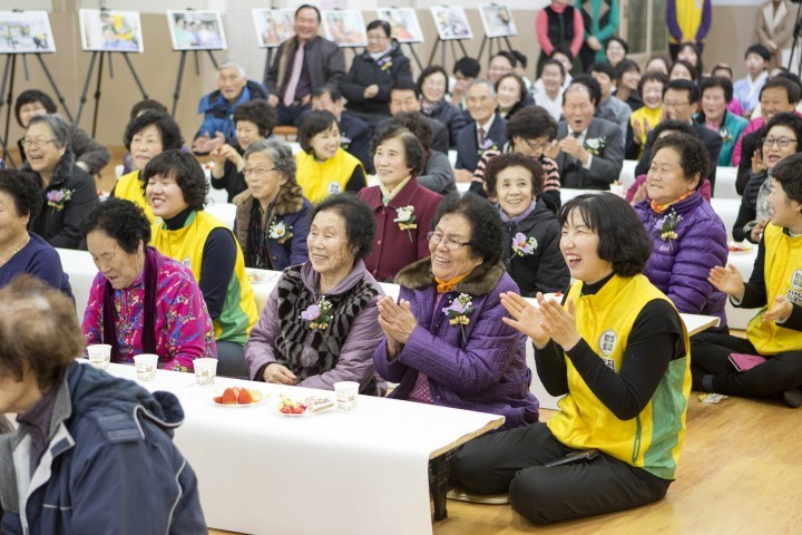 신천지 강릉교회 자원봉사단, 몸맞이 주민 초청 '효잔치'