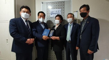 충북남부보훈지청, 충청북도의회와 함께 국가유공자의 집 명패 달아드리기 행사 실시