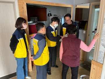 취약계층 집수리 전수조사에 나선 여수시 시전동 복지기동대