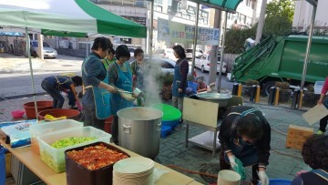 봉명1동 나눔회 사랑 어르신 300여명에게 따뜻한 국수 제공 