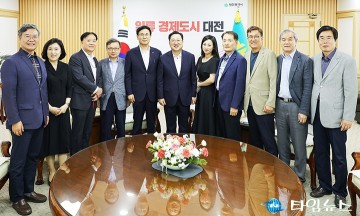대전ICT산업협회 기업지원단 격려하는 이장우 대전시장