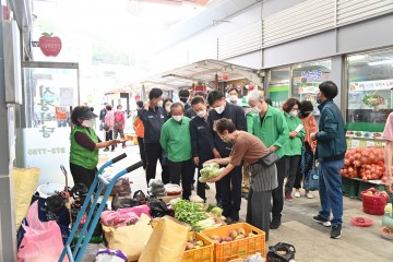 청송군새마을회, 설맞이 전통시장 장보기 행사 동참
