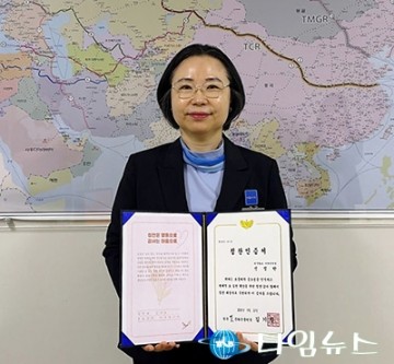 한국효문화진흥원, 철도 안전 지키는 역장에 ‘효문화 칭찬인증서’ 수여