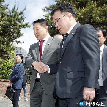 ‘충청권 CTX’ 현장점검에서 의견교환 하는 서철모 서구청장과 백원국 국토교통부 차관