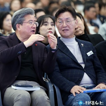 허태정 출판기념회서 정용래·김제선 구청장, 나란히 대화 나눠