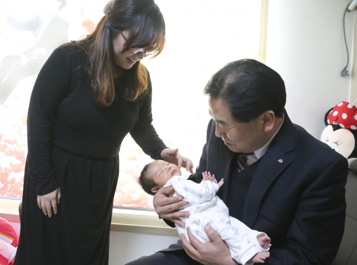 박수범 대덕구청장, 첫째아 출산 가정 방문 격려