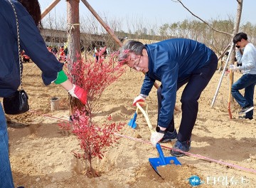 나무 심는 정용래 유성구청장