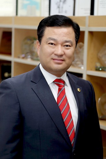 대전시의회 송대윤 의원, 구암동 주민으로부터 현충원 인도교 설치 공로로 감사패 받아!