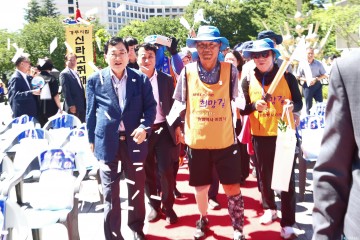 왼발로 잇다, 경주 APEC의 길” 이범식 박사 400km 대장정 완주