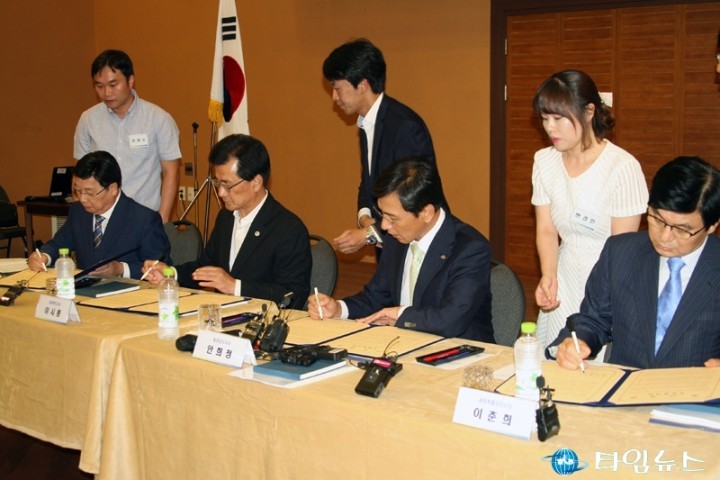 합의문에 서명하는 권선택·이시종·안희정·이춘희