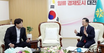 류현진 선수와 대화 나누는 이장우 대전시장