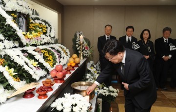 권선택 대전시장, 죽천(竹泉) 송좌빈 선생 빈소 조문