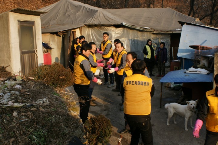 광주도시관리공사, 관내 복지소외계층에게 '사랑의 연탄' 배달