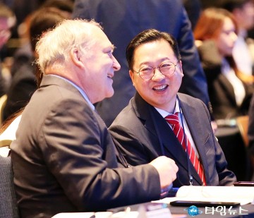 세계경제과학도시연합 창립식에서 대화 나누는 이장우 대전시장