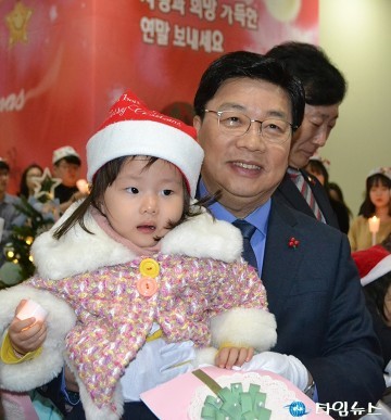 권선택 대전시장, 메리크리스마스 선물 받으세요!