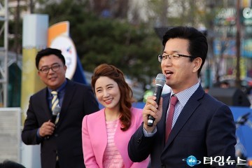 인사하는 허태정 유성구청장