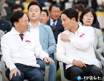 유성온천문화축제에서 대화 나누는 설동호 대전시교육감과 이상래 대전시의회 의장