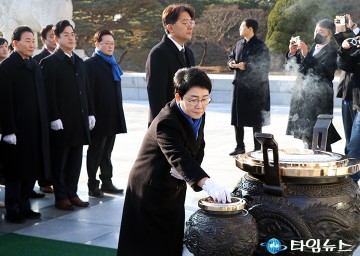 더불어민주당 대전시당, 새해 첫 일정으로 현충원 참배…“지방선거 승리 결의”