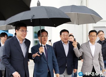 정명국 대전시의회 의원, 같이 우산 씁시다!