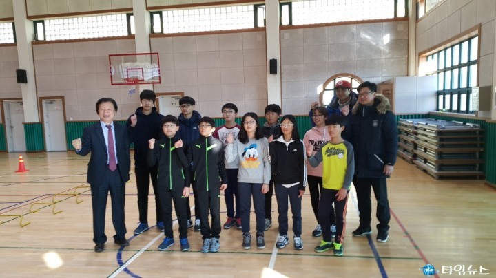 울진교육지원청 교육장 육상 동계 합동훈련 선수 격려 방문