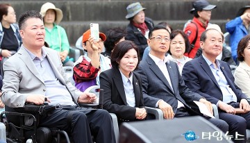 ‘맨발걷기 산책로’ 개장식에 참석한 황경아·이금선·민경배·박종선