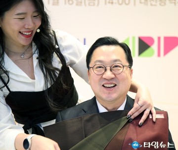 퍼스널 컬러 진단받는 이장우 대전시장…“대전 K뷰티, 현장에서 확인합니다”