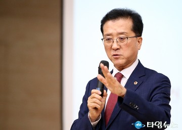 ‘우리동네 사업설명회’에서 인사말 하는 조원휘 대전시의회 의장